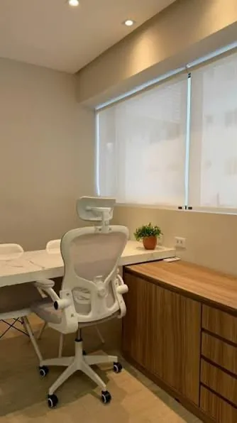 Mesa de atendimento do consultório da Dra. Paula Lavigne no Umarizal
